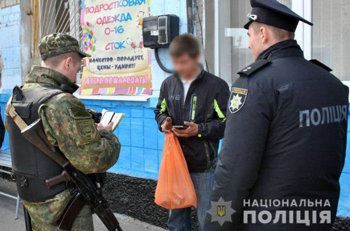 Правоохранители Волновахи задержали серийного грабителя, нападавшего на граждан возле банкоматов. Об этом сообщает Отдел коммуникации полиции Донецкой области.