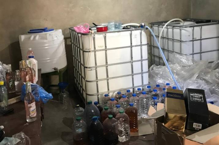 СБУ прекратила производство и сбыт контрафактного алкоголя в зоне ООС 