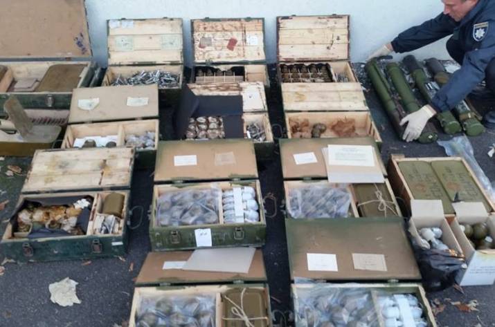 В бывшем кинотеатре под Северодонецком нашли серьезный арсенал (фото)