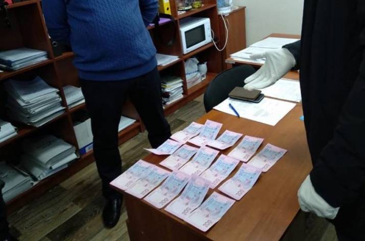 Прокуратура Луганщины совместно с сотрудниками полиции и СБУ задержали при получении взятки начальника отдела безопасности среды жизнедеятельности Главного управления Госпродпотребслужбы в области. Об