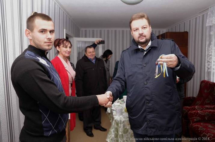 Исполняющий обязанности председателя облгосадминистрации Сергей Филь вручил парню-сироте ключи от однокомнатной квартиры, расположенной по ул. Федоренко.