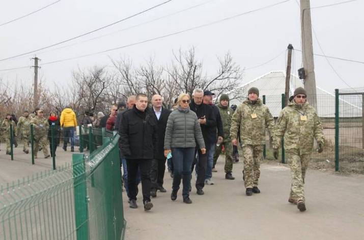 Уполномоченная Верховной Рады по правам человека Людмила Денисова вместе с делегацией из Литвы посетила КПВВ 