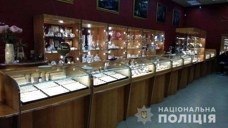 В Бахмуте во время ограбления ювелирного магазина неизвестный убил охранника. Об этом сообщает Отдел коммуникации полиции Донецкой области.