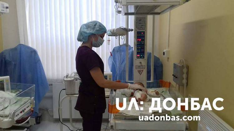 Лисичанске неизвестная женщина подкинула у дверей больницы новорождённого младенца. Об этом сообщает Фейсбук-страница телеканала