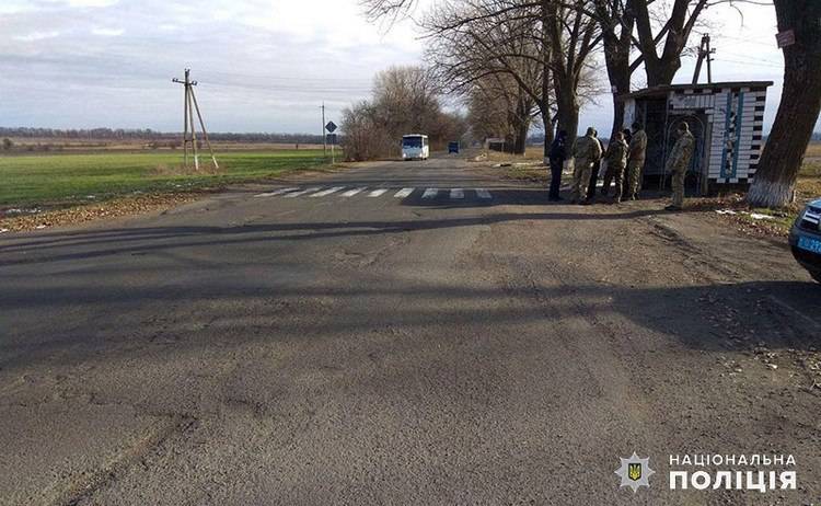В селе Валерьяновка Донецкой области водитель грузовика сбил женщину на остановке общественного транспорта. Об этом сообщает Волновахский отдел полиции.
