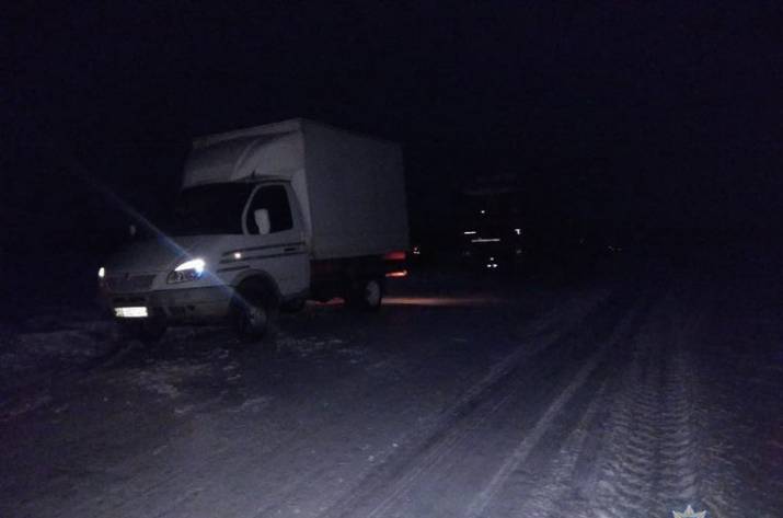 Вчера вечером сотрудники полиции Луганщины совместно с представителями ГСЧС и дорожных служб помогали водителям, которые оказались в пробке из-за ухудшения погодных условий.