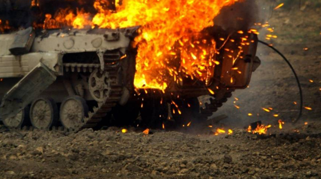 На Донбассе сгорел танк боевиков 