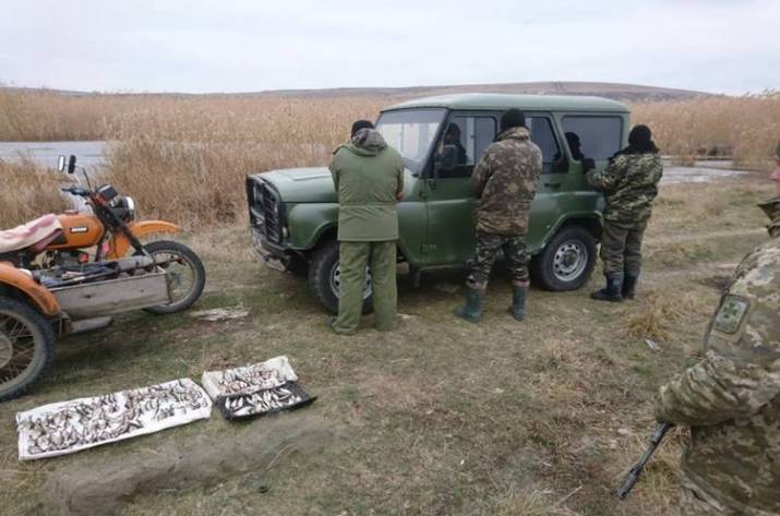 На Луганщине недалеко от границы задержали рыбаков-браконьеров