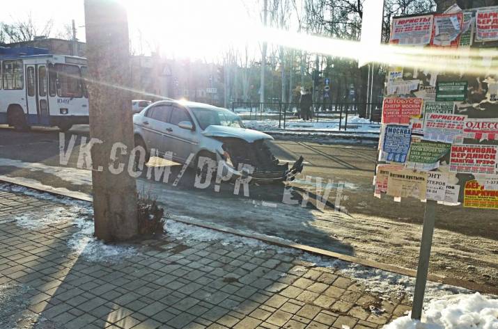 В Донецке произошло ДТП с троллейбусом: движение на Шевченко затруднено (фото)