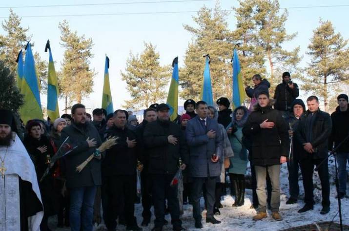 В Северодонецке прошла акция памяти, посвящённая Дню памяти жертв голодоморов, который отмечается сегодня, 24 ноября. Об этом сообщает пресс-служба ЛОВГА.