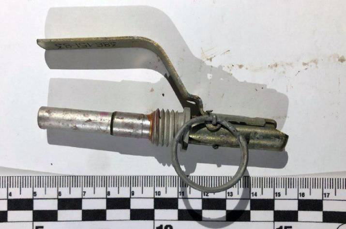 Проверяя прохожего на улице, полицейские выявили у него две гранаты и холодное оружие.