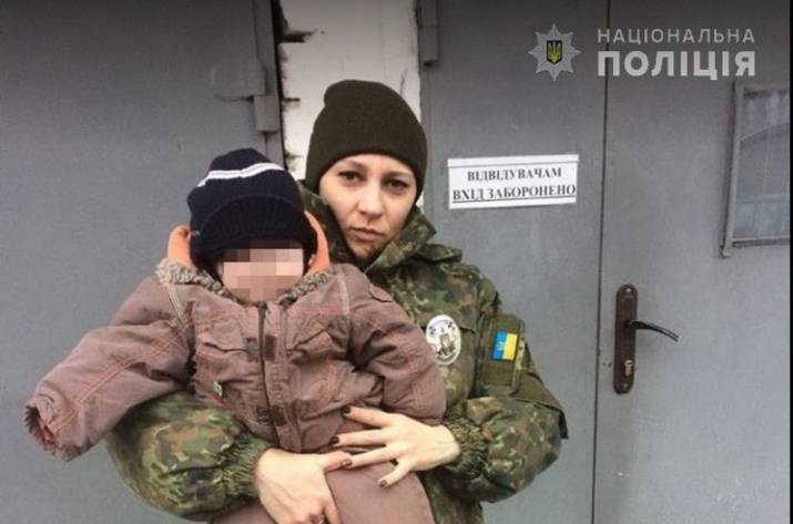 В Лисичанский отдел полиции поступило сообщение о том, что 35-летняя местная жительница злоупотребляет спиртными напитками, оставляет на длительное время ребенка без присмотра и ведет асоциальный обра