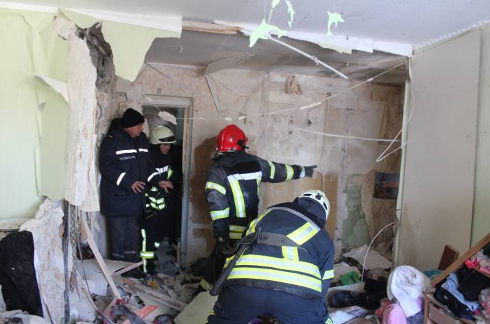 Сегодня, 29 ноября, в 11:15 в Службу спасения поступило сообщение о взрыве в квартире по адресу: г. Рубежное, ул. Менделеева.