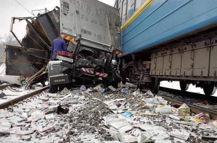 Поезд Лисичанск - Ужгород снес фуру (фото)
