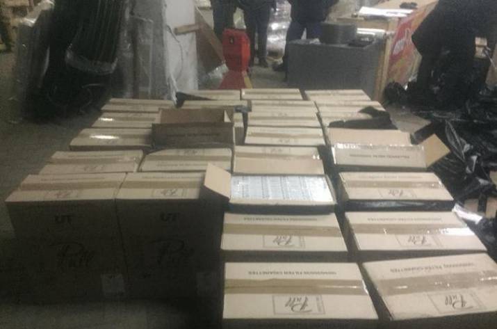 В Краматорске находящиеся в составе Объединённых сил сотрудники Государственной фискальной службы изъяли партию сигарет с поддельными акцизами. Об этом сообщает Штаб ООС на официальной странице в Фейс