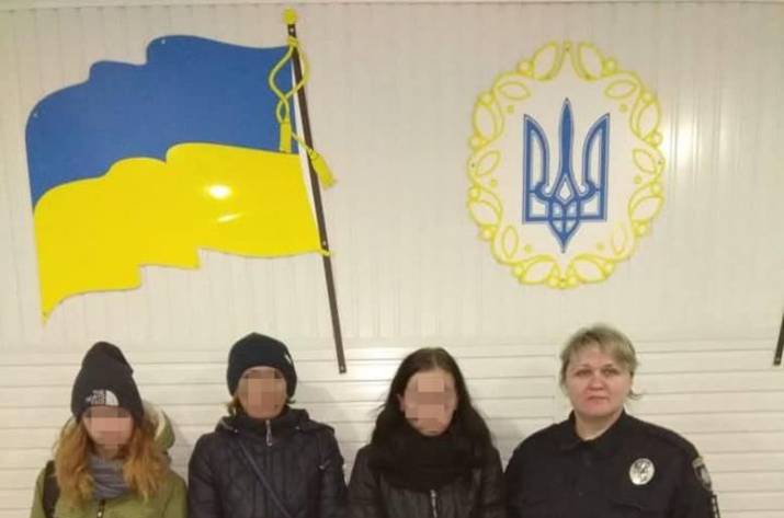 Вчера, 3 декабря, в дежурную часть поступило сообщение 34-летней жительницы с. Метелкино о том, что она потеряла связь со своей 14-летней дочерью и 16-летней племянницей. Подростки 1 декабря пошли в г