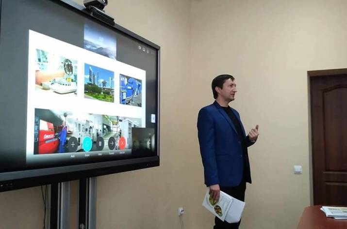 Сегодня, 4 декабря, во время аппаратного совещания облгосадминистрации был представлен Каталог экспортной продукции предприятий Луганской области, который разработан Департаментом внешних отношений, в