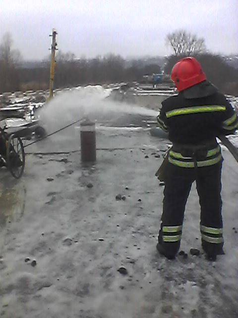 Сегодня, 4 декабря, в 08:33 в Службу спасения сообщили о возгорании пропанового баллона в Попаснянском районе, по дороге на Лисичанск, на Пойменном мосту № 1.