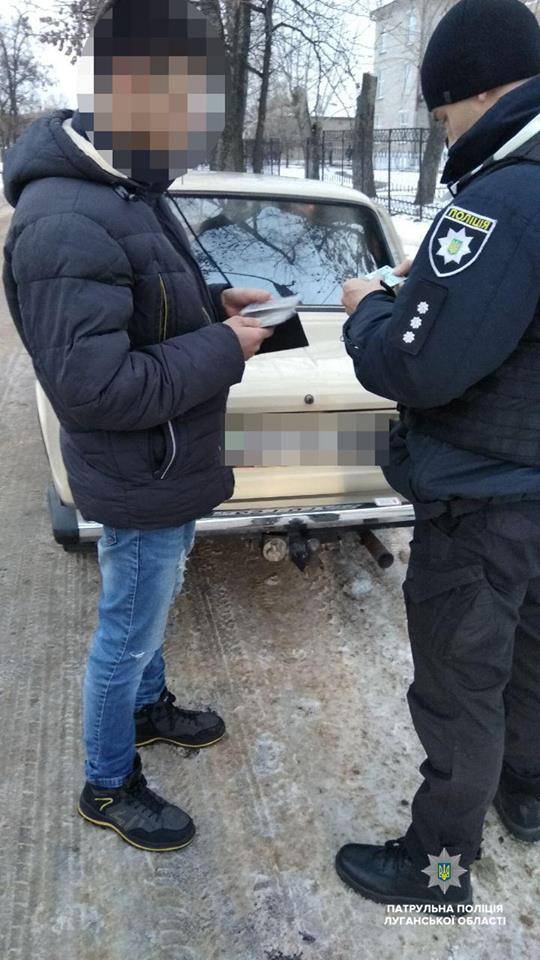 Вчера, 4 декабря, патрульным спецподразделения ТОР сообщили о том, что неподалеку трое молодых людей употребляли наркотические средства из устройства для курения каннабиса, а потом сели в автомобиль и