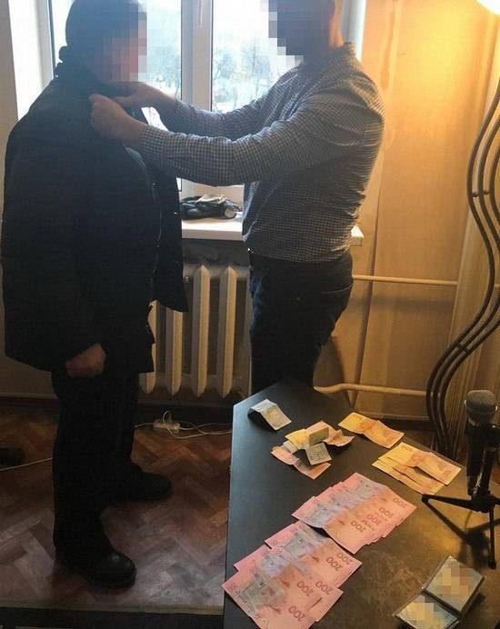 Сотрудники Службы безопасности Украины и Национального антикоррупционного бюро уличили в получении взятки судью одного из районных судов Мариуполя и его помощницу. Об этом сообщает пресс-центр СБУ.