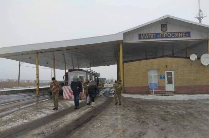 В Луганской области на границе с Россией задержали гражданку Украины, которую подозревают в причастности к деятельности незаконных вооружённых формирований. Об этом сообщает Государственная погранична