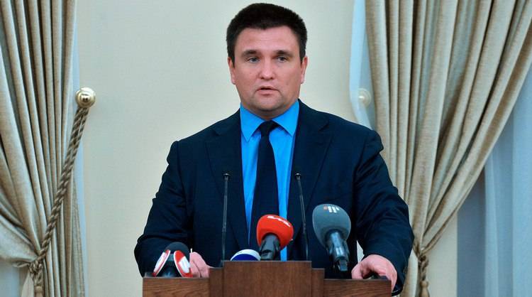 Венгерские консульства в Украине перестанут выдавать украинцам свои паспорта. Об этом в Милане заявил министр иностранных дел Украины Павел Климкин, сообщает