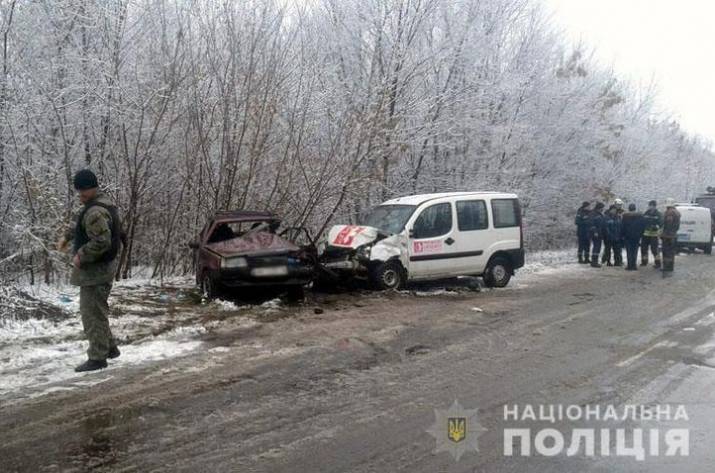 На трассе Бахмут - Горловка в результате столкновения двух автомобилей пострадало 6 человек. Об этом сообщает Бахмутский отдел полиции Донецкой области.