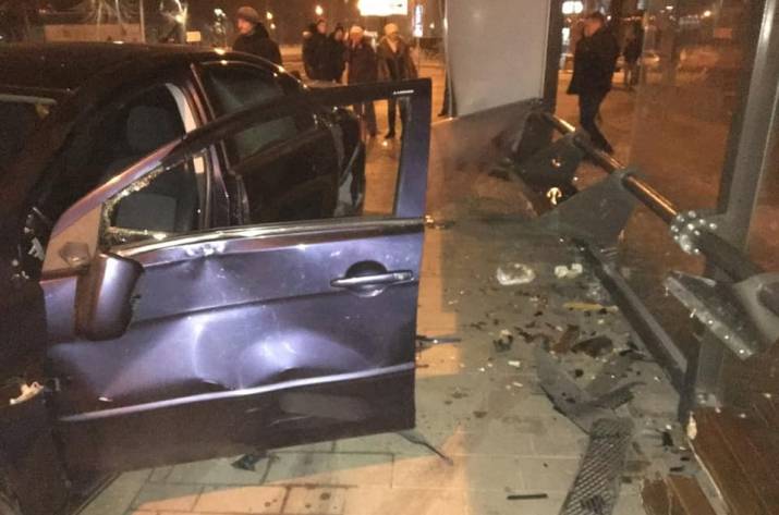 Водитель, который накануне получил протоколы за управление без прав и езду в нетрезвом состоянии, совершил кровавую аварию в центре Мариуполя.