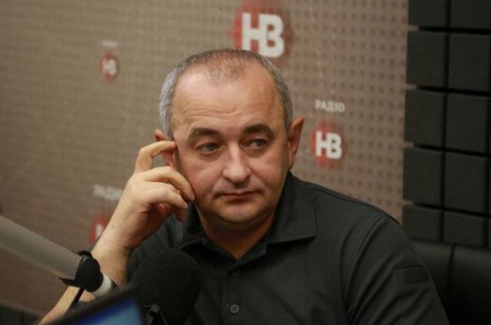 Главный военный прокурор Украины Анатолий Матиос, считает, что беглый экс-президент Виктор Янукович не выедет за пределы России. Об этом он завил в интервью радио