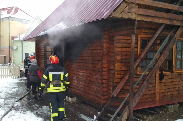 Вчера, 9 декабря, в 10:12 в Службу спасения сообщили, что в Лисичанске по ул. Сосюры горит дом.