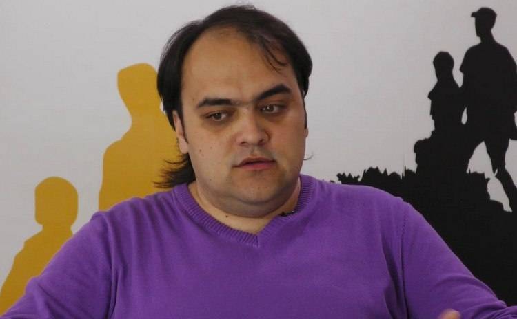 Работники дорожной службы ударили журналиста-фрилансера Андрея Романенко из-за съёмки укладывания асфальта во время дождя. Об этом сообщает Национальный союз журналистов Украины.