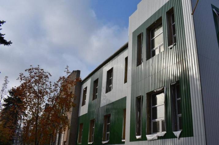 В Бахмуте продолжается реконструкция областного врачебно-физкультурного диспансера. Об этом сообщает пресс-служба Донецкой ОВГА.