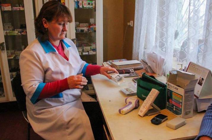 Волонтёры передали медицинское оборудование в восемь фельдшерских пунктов и сельских амбулаторий возле линии фронта в Станично-Луганском районе. Об этом сообщает