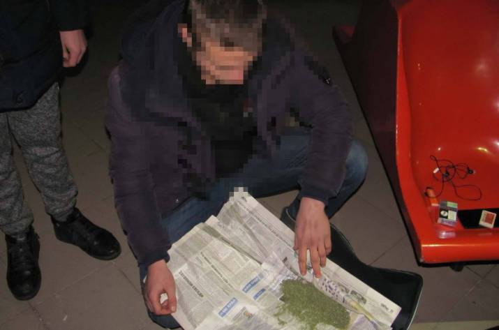 С целью охраны общественной безопасности и порядка на железнодорожных и автомобильных вокзалах правоохранители уделяют внимание недопущению перемещения гражданами нелегального оружия, взрывчатки, боеп