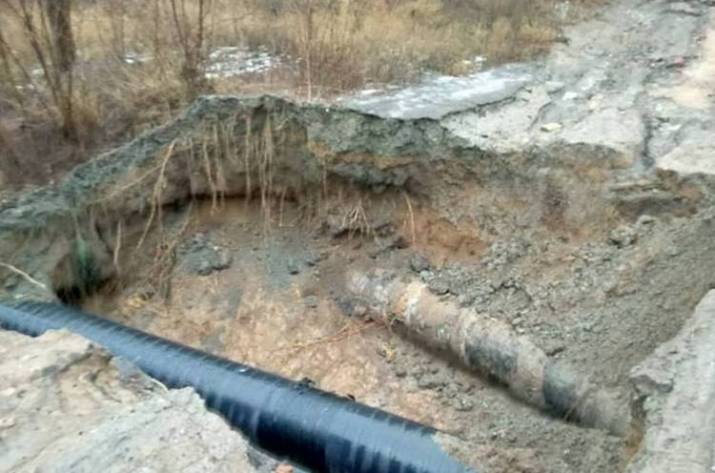 Из-за обстрелов боевиков в Луганской области повреждена дорога в направлении прифронтового Золотого, которой пользовалась