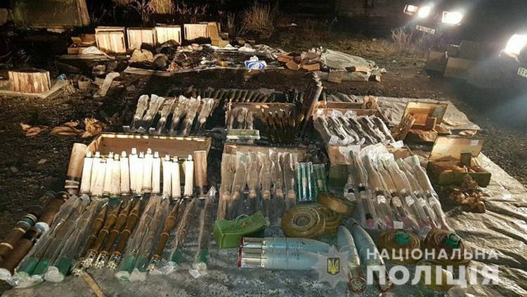 В Константиновке местный житель незаконно хранил борльшой арсенал оружия и боеприпасов. Об этом сообщает Константиновский отдел полиции Донецкой области.