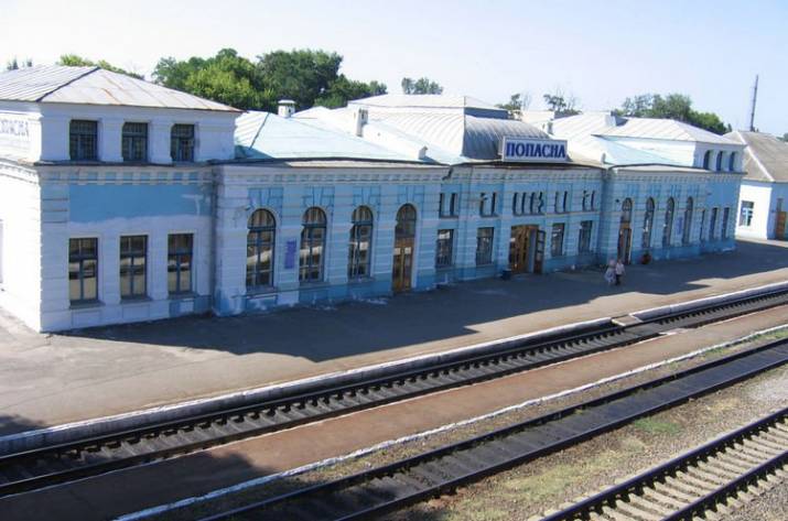 В Попасной на железнодорожном переезде из-за неосторожных действий погибла женщина. Об этом сообщает пресс-служба Попаснянской райгосадминистрации.