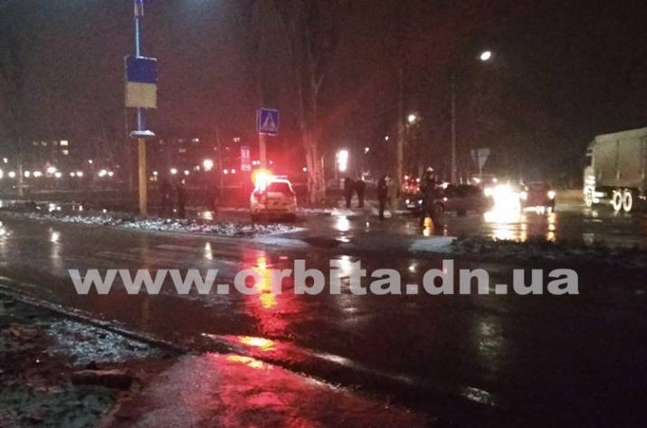 В Покровске неизвестный водитель насмерть сбил двух мужчин и скрылся с места происшествия. Об этом сообщает телеканал 