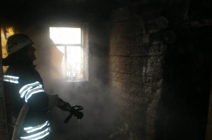 Вчера, 14 декабря, в 11:24 в Службу спасения сообщили о возгорании жилого дома в Беловодском районе, с. Семикозовка на ул. Октябрьская.