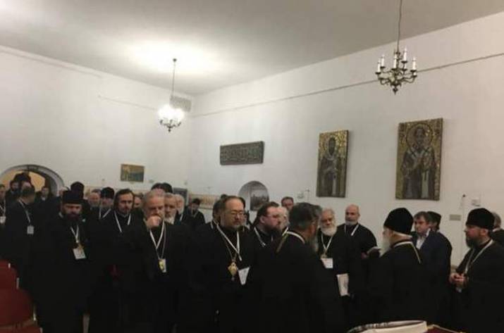 В Софие Киевской сегодня, 15 декабря, начал свою работу Объденительный собор, призванный избрать главу автокефальной украинской православной церкви. Об этом сообщает украинская служба ВВС.