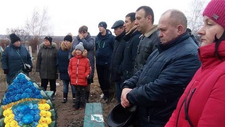 В Попасной перезахоронили останки погибшего в Иловайском котле бойца Вооружённых сил Украины Евгения Петрова. Об этом сообщает сайт