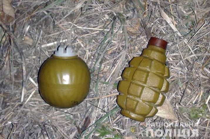 68-летний мужчина из Авдеевки нашел две гранаты и спрятал их  в дерево, где их и обнаружили правоохранители. По данному факту открыто уголовное производство.