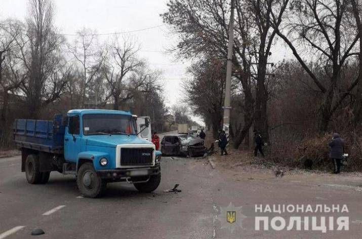 В пгт. Алексеево-Дружковка из-за столкновения грузовика и легкового автомобиля погибло два человека. Об этом сообщает Дружковский отдел полиции Донецкой области.