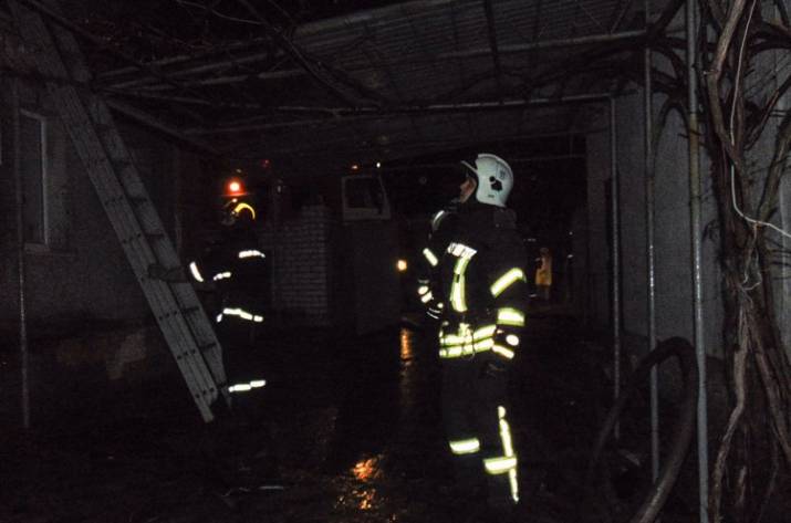 Сегодня, 19 декабря, в 6:07 в Службу спасения сообщили о возгорании жилого дома в Кременной по ул. Чапаева.