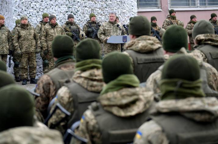Президент Украины Петр Порошенко посетил Донецкую область и провел встречу с военными.