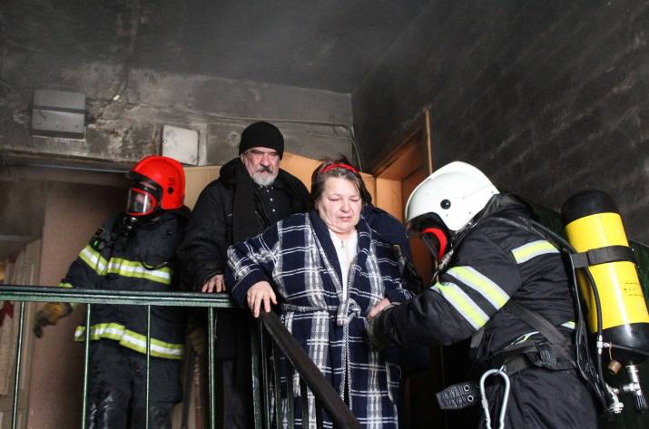 Сегодня, 20 декабря, в 13:34 в Службу спасения сообщили о сильном задымлении в одном из подъездов пятиэтажного дома в Северодонецке по ул. Партизанская.