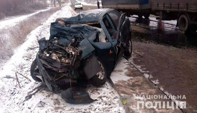 Сегодня, 21 декабря, на трассе Бахмут - Славянск легковой автомобиль Daewoo Sens столкнулся с грузовиком MAN.