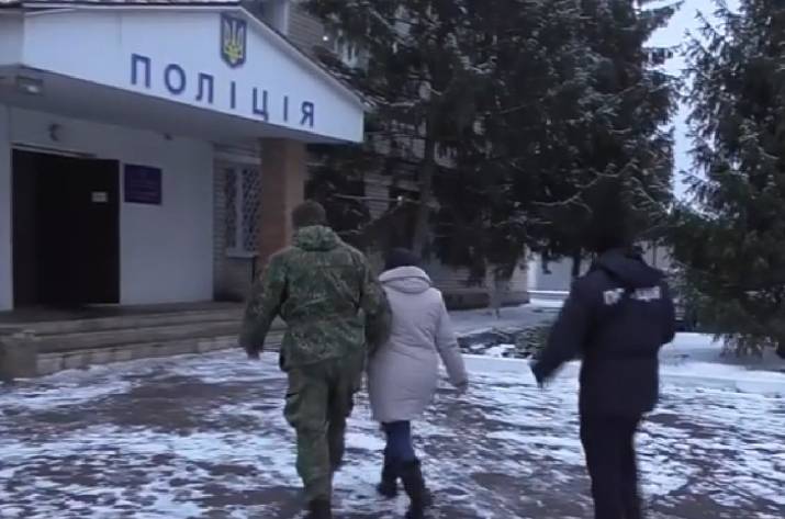 В Кременной жительница Киевской области проводила махинации с купюрами крупного номинала, обманывая продавцов торговых точек.