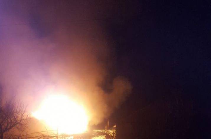 Сегодня, 28 декабря, около 3:00 патрульные заметили, что на улице Нахимова горит дом. 