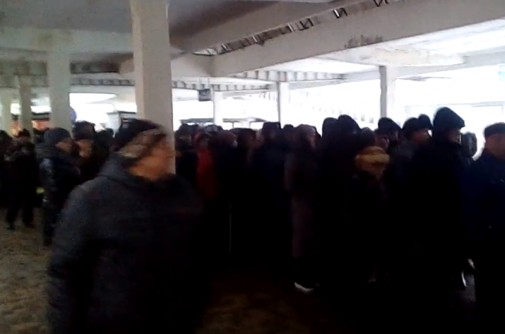 В сети показали очередь на автобус Луганск - Станица Луганская (видео)